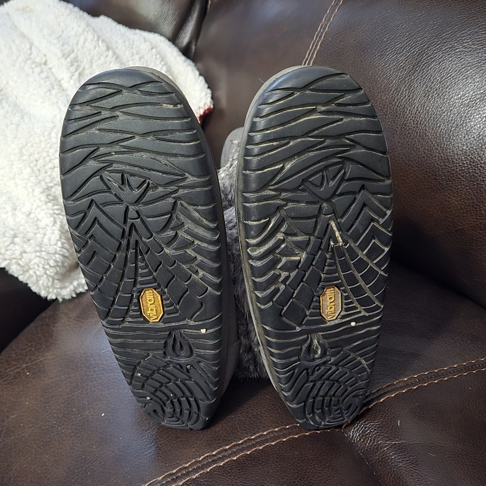 Grey Manitobah Mukluks Size 6 - Picture 9 of 9
